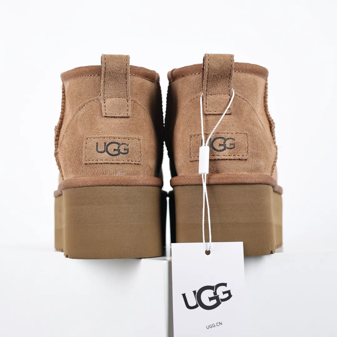 Pick up locally 💰560 Core recommended good price In the new year, uug launched a series of styles, which are partially geared towards the preferences of young consumers and have also moved to the forefront of fashion trends. Shoe body material: water-repellent coated suede upper, 17mm UGGPURE™ implantable wool insole, lightweight non-slip and comfortable rubber outsole, with brand LOGO and trademark, with full packaging Size: 35 36 37 38 39 40